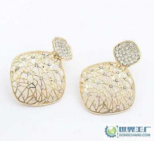 飾品批發(fā)新機(jī)遇 深度解析韓版千絲萬(wàn)縷金色耳環(huán)的市場(chǎng)潛力與代理策略